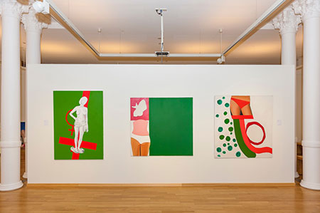 A GAUCHE: FEMME SUR CROIX, 2010, COLLECTION PARTICULIERE<br><br> AU MILIEU: SANS TITRE, 1968, COLLECTION MUSEE NATIONAL D’HISTOIRE ET D’ART, LUXEMBOURG <br><br> A DROITE: SANS TITRE, 1968, COLLECTION MUSEE NATIONAL D’HISTOIRE ET D’ART, LUXEMBOURG