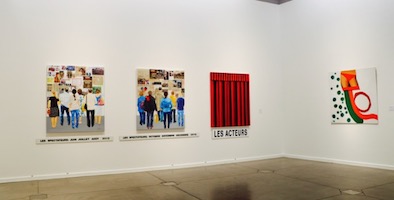 A gauche: les deux tableaux:<br>LES SPECTATEURS, 2013, COLLECTION MUSEE NATIONAL D’HISTOIRE ET D’ART<br><br>Au milieu:<br>LES ACTEURS, 2014, COLLECTION MUSEE NATIONAL D’HISTOIRE ET D’ART<br><br>A droite:<br>SANS TITRE, 1968, COLLECTION MUSEE NATIONAL D’HISTOIRE ET D’ART